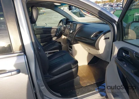 2013 Chrysler Town & Country Touring z USA, uszkodzony, nr VIN 2C4RC1BG1DR736696